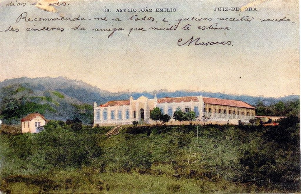 Asilo João Emílio, Juiz de Fora. Por iniciativa do padre João Emílio Ferreira da Silva, foi criada em 1890 a Associação Protetora da Pobreza. Custódio da Silveira Tristão, casado com a sobrinha e herdeira do capitão Antônio Dias Tostes Júnior, doou o terreno original. Hoje é sede do Instituto João Emílio, dirigido pelas irmãs do Bom Pastor desde 1902, na Avenida Barão do Rio Branco 3890. Texto: Douglas Fazolatto. Acervo Pedro Lorenzo Raggio Neto.