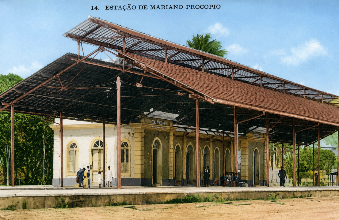 Estação Ferroviária do Mariano Procópio, Juiz de Fora. O comendador Mariano Procópio Ferreira Lage comprou duas das doze partes das terras da fazenda do Juiz de Fora de terceiros que as haviam adquirido dos herdeiros de Ana Maria do Sacramento, primeira mulher do capitão Antônio Dias Tostes. Ali foi construída a estação de diligências da estrada União e Indústria, onde desembarcou o Imperador Dom Pedro II em 23 de junho de 1861. Acervo Pedro Lorenzo Raggio Neto.