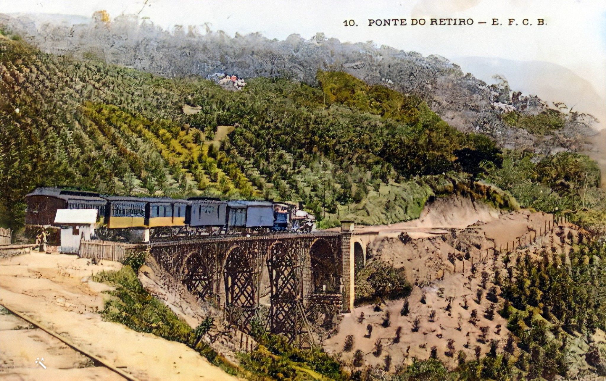 Ponte do Retiro, Juiz de Fora. Provavelmente início do século XX. O Capitão Antônio Dias Tostes construiu e residiu na Fazenda do Retiro, também conhecida por Fazenda Nova. Lá recebeu o Imperador D. Pedro I, em 1831, e foi condecorado com a insígnia de Cavaleiro da Ordem de Cristo. A ponte fica próxima à Estação do Retiro, construída para facilitar o embarque de café. Acervo Pedro Lorenzo Raggio Neto.